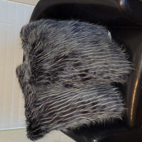 ❤2 Black/Silver Color Combination Throw Pillows❤ - Picture 7 of 10